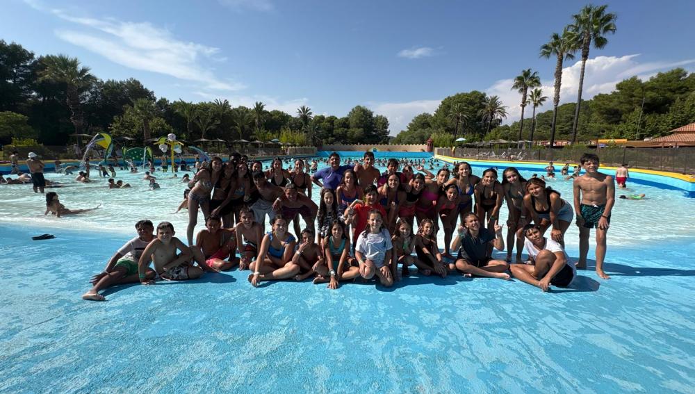 Tots junts a la piscina d'onades